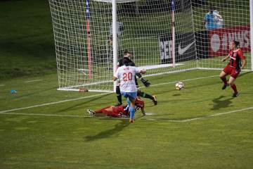 法国1-0巴拉圭晋级八强，主裁判判罚引争议（配图示意）